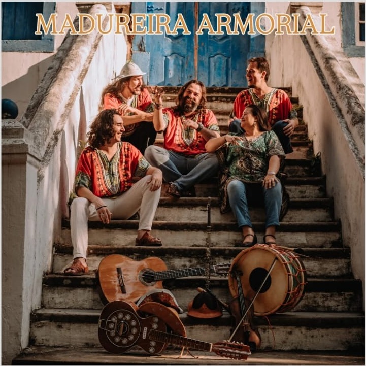 Grupo Madureira Armorial com instrumentos em uma escadaria colonial